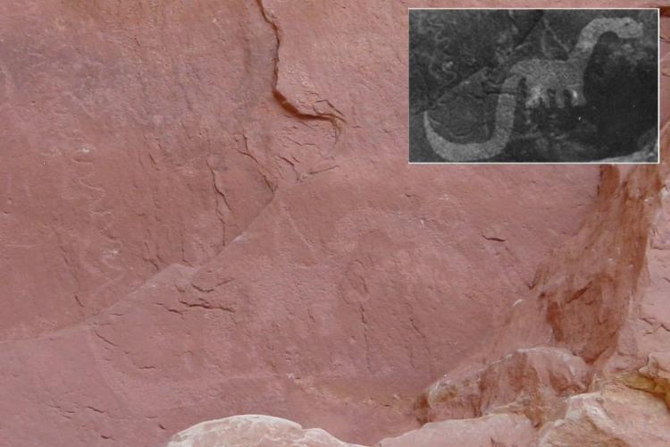 Figura de un dinosaurio encontrada entre las rocas